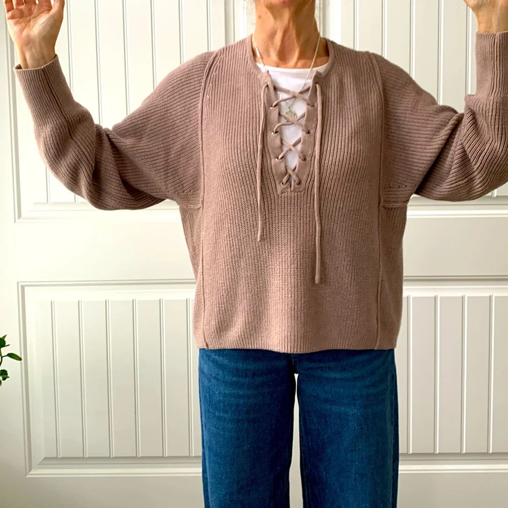 Women’s contemporary style baggy sweater. - Picture 1 of 4